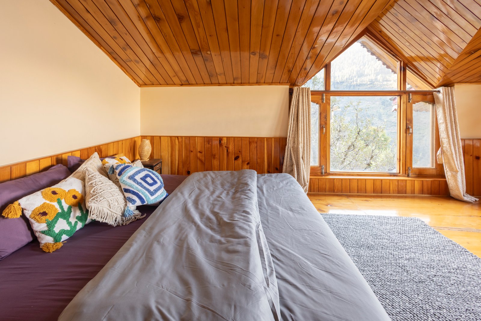 Mountain Gaze Room
